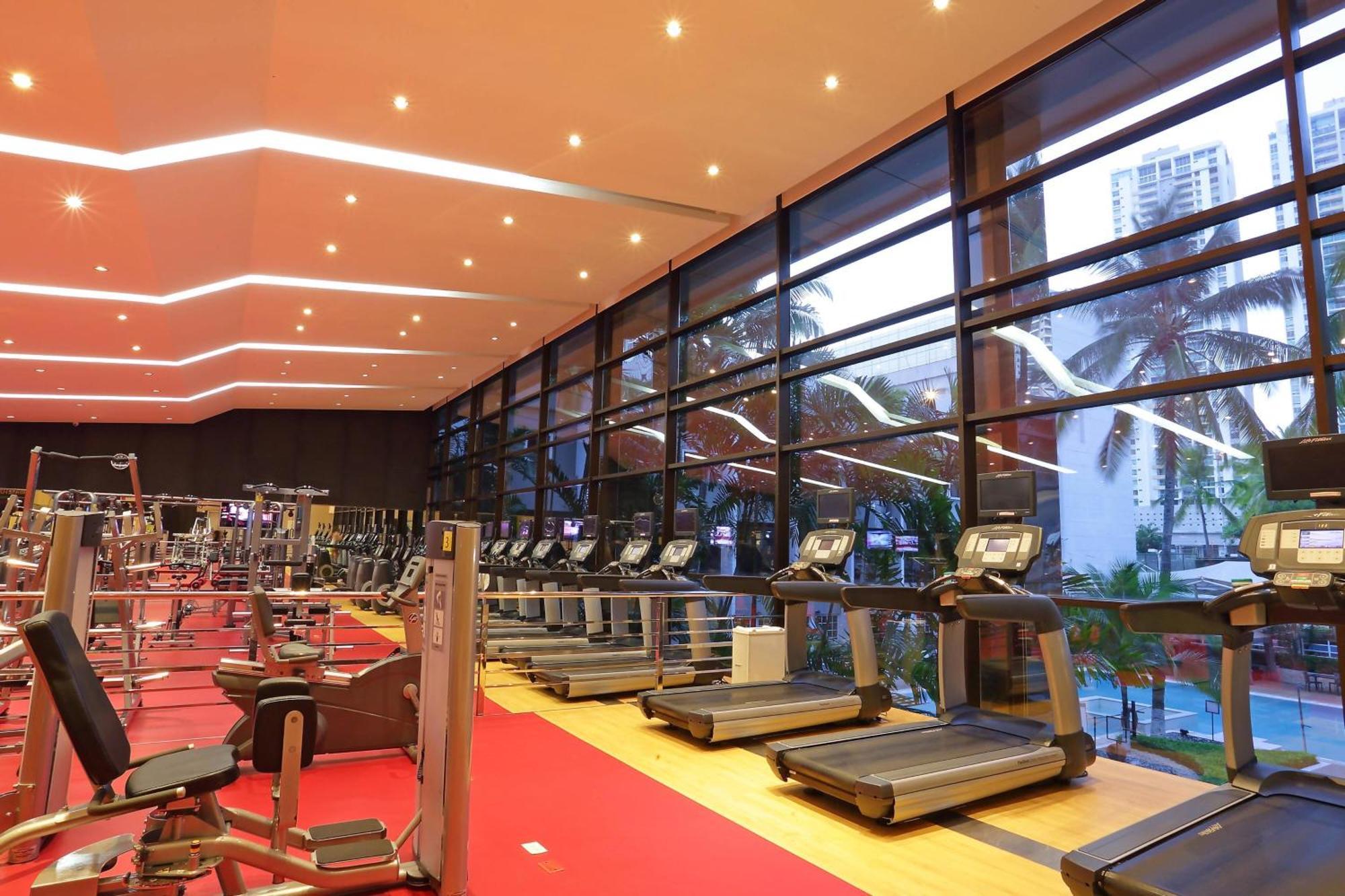 Sheraton Grand Panama Экстерьер фото The gym at the hotel