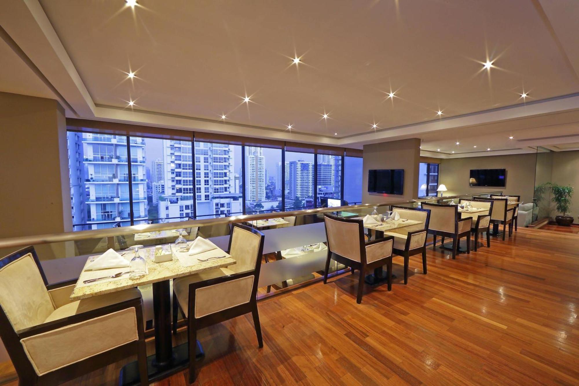 Sheraton Grand Panama Экстерьер фото Club Lounge at the 33rd floor