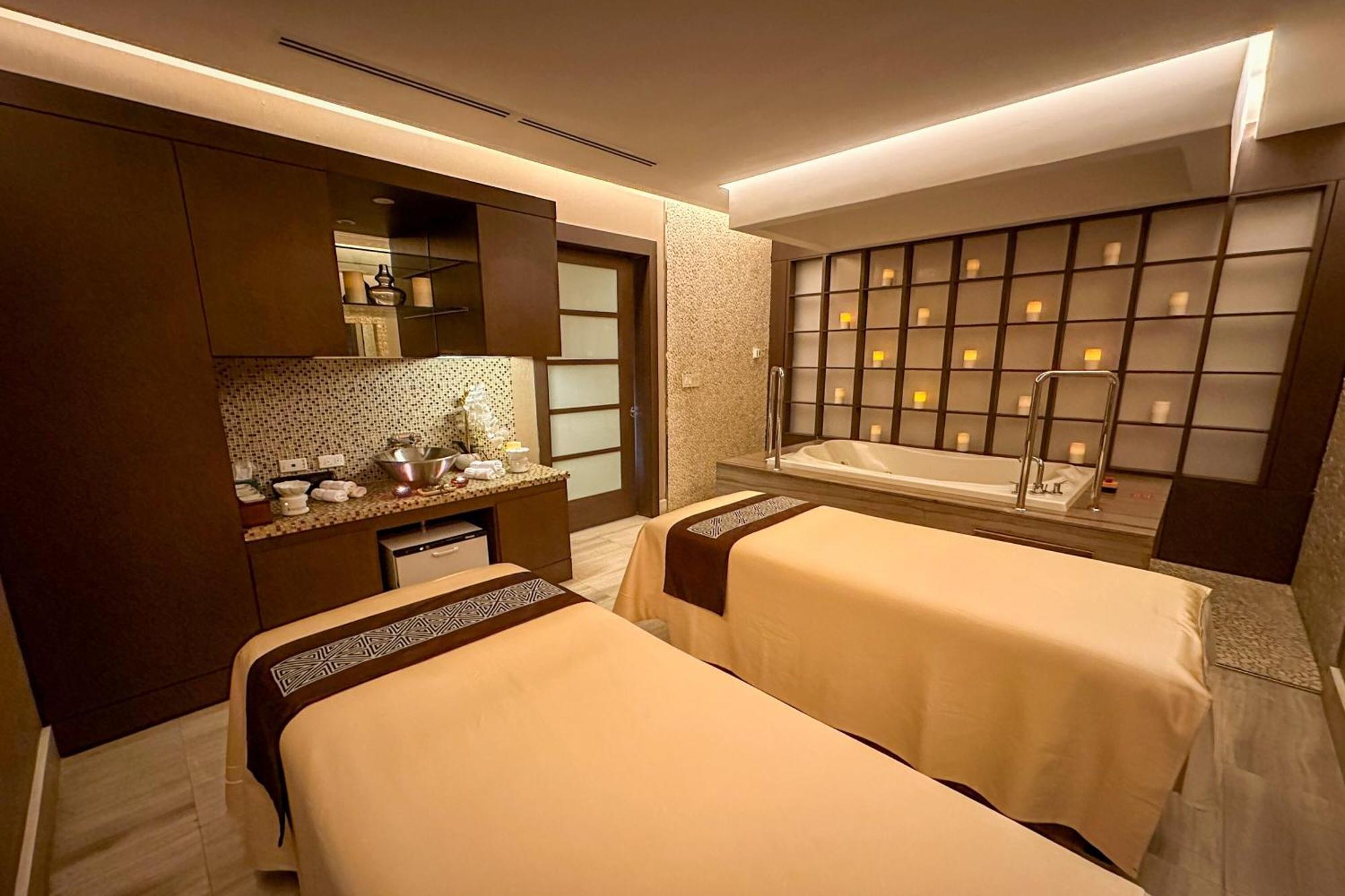 Sheraton Grand Panama Экстерьер фото A treatment room at the spa