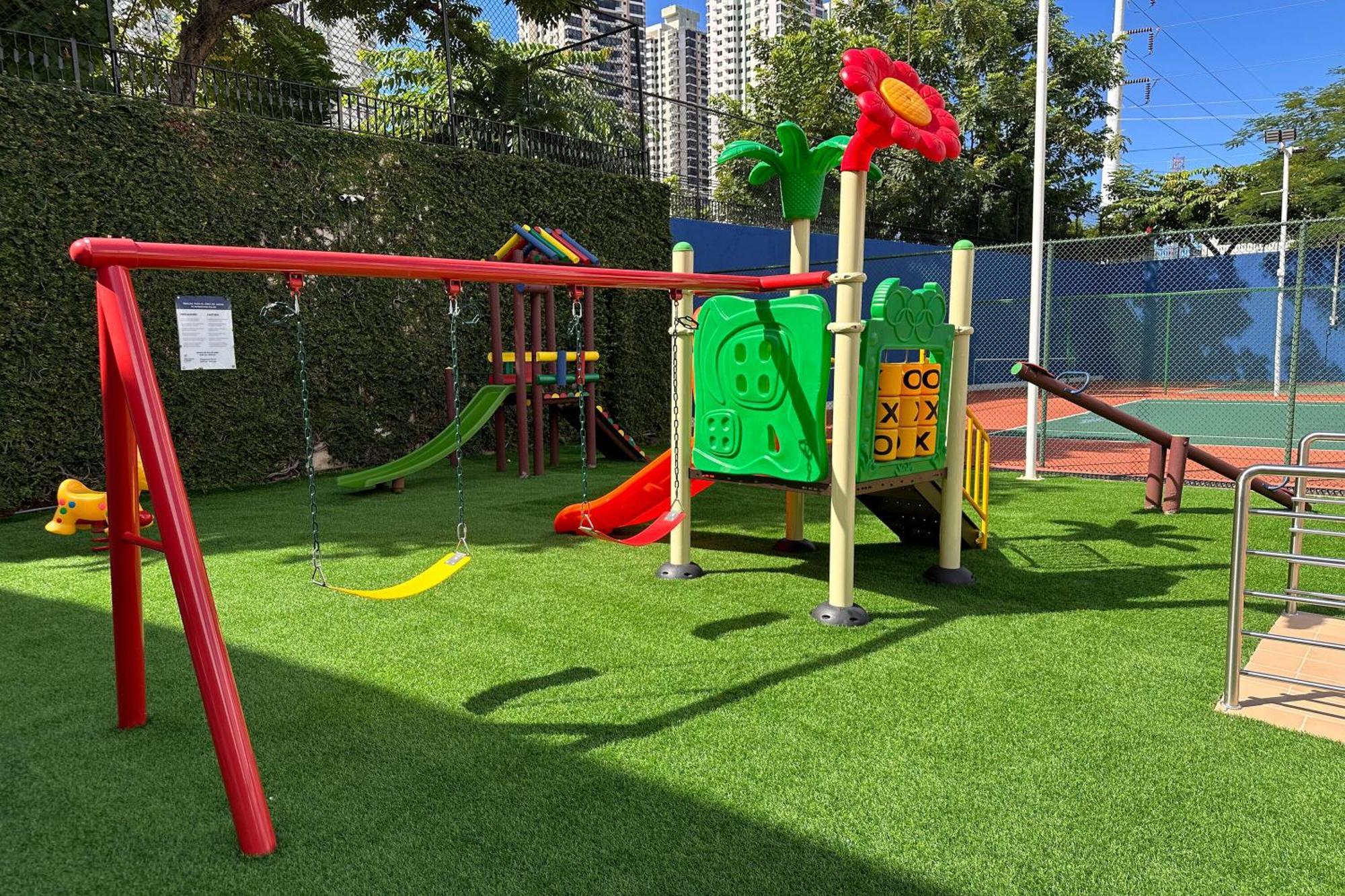 Sheraton Grand Panama Экстерьер фото Playground at the school